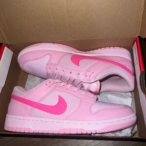 Triple pink Nike dunks
